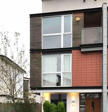 Comfortable 3-Storey House With Free Car Parking Manchester Exterior photo