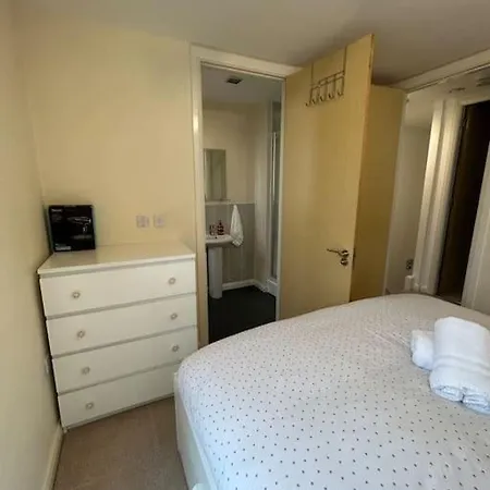 Comfortable 3-Storey House With Free Car Parking Manchester Exterior photo