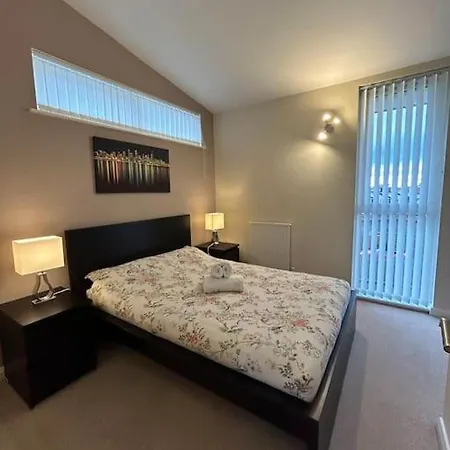 Comfortable 3-Storey House With Free Car Parking Manchester Exterior photo