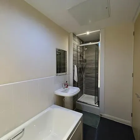 Comfortable 3-Storey House With Free Car Parking Manchester Exterior photo