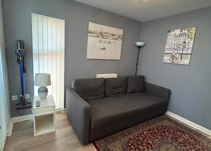 Comfortable 3-Storey House With Free Car Parking