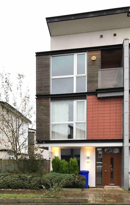 Comfortable 3-storey House With Free Car Parking Manchester