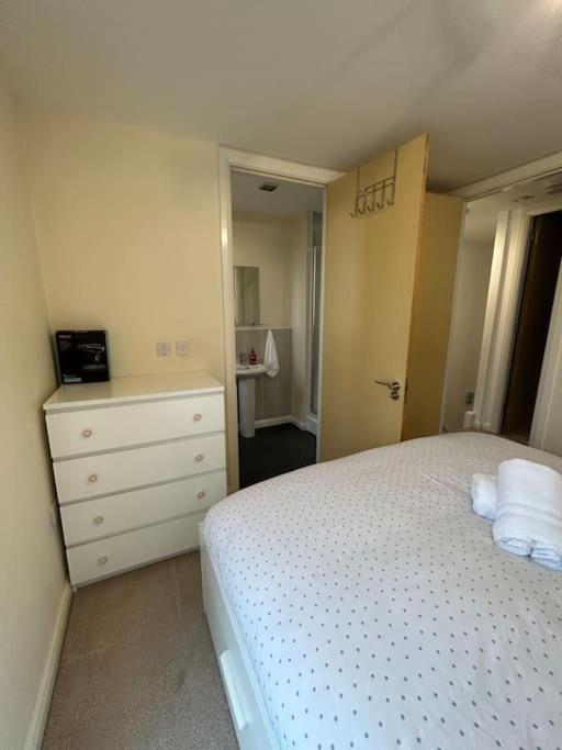 Comfortable 3-storey House With Free Car Parking Manchester