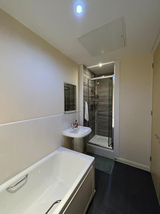 Comfortable 3-storey House With Free Car Parking Holiday home Manchester