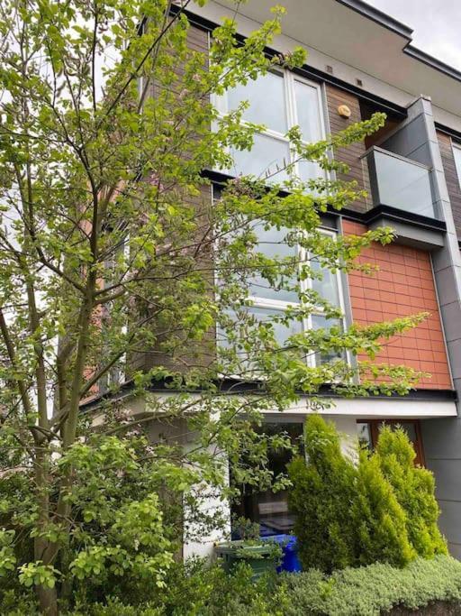 Holiday home Comfortable 3-storey House With Free Car Parking *
