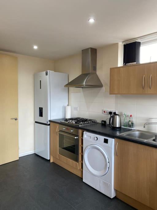 Comfortable 3-storey House With Free Car Parking * Manchester