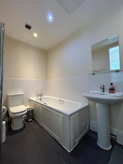 Comfortable 3-storey House With Free Car Parking Holiday home