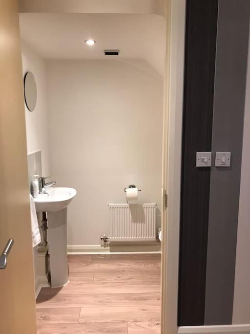 Comfortable 3-storey House With Free Car Parking *