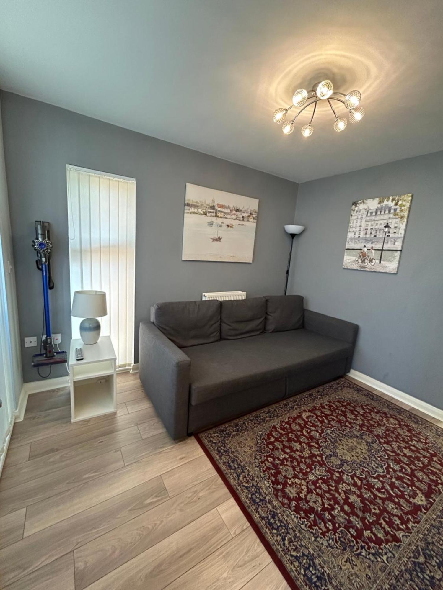 Comfortable 3-storey House With Free Car Parking Holiday home *