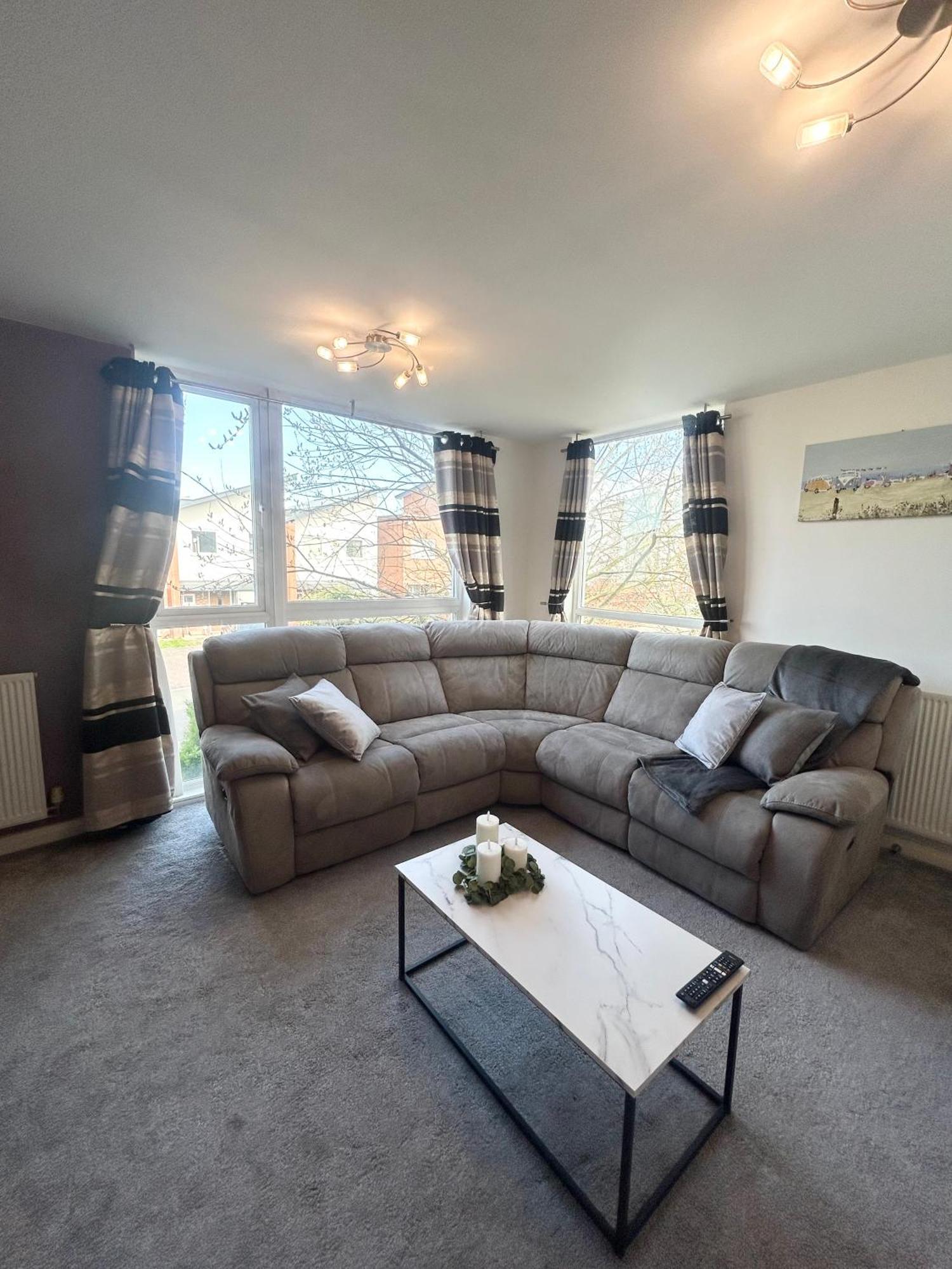 Holiday home Comfortable 3-storey House With Free Car Parking *