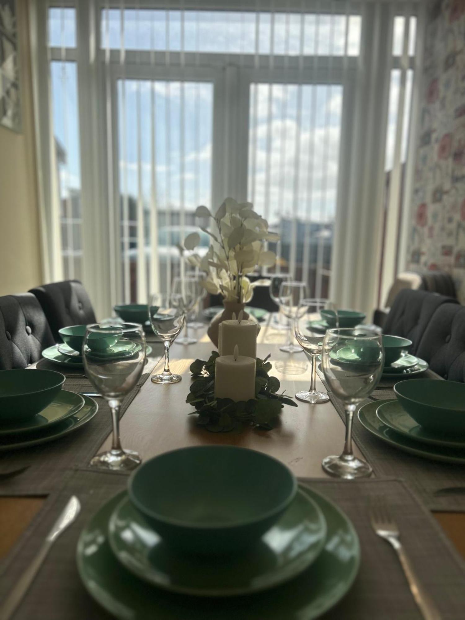 Comfortable 3-storey House With Free Car Parking Holiday home Manchester