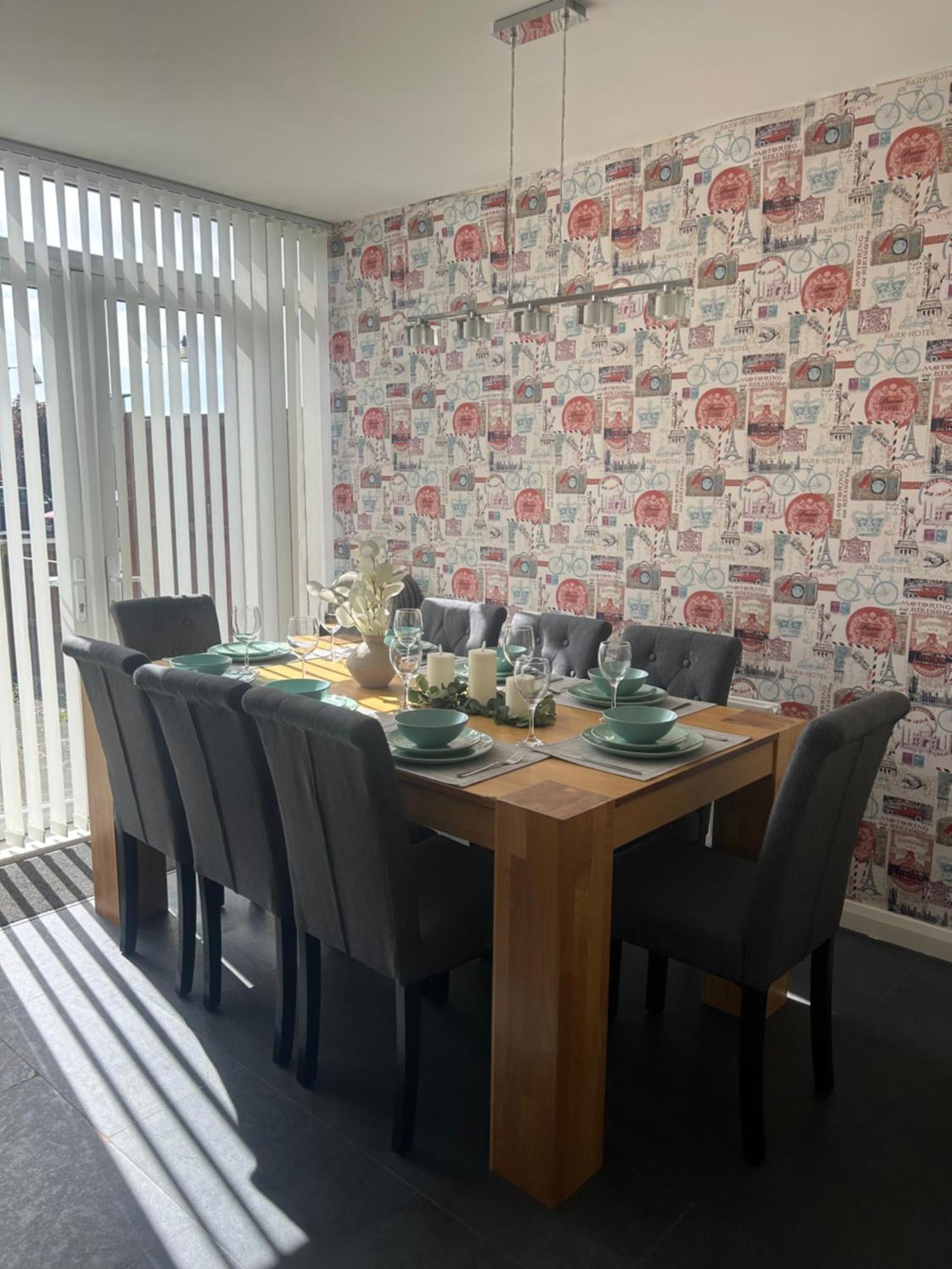 Comfortable 3-storey House With Free Car Parking Manchester