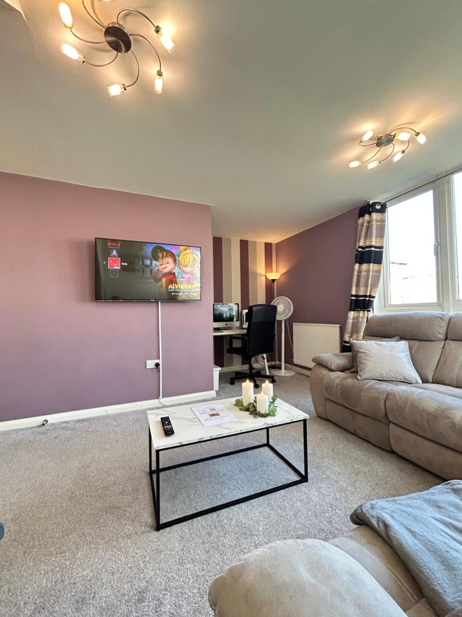 Comfortable 3-storey House With Free Car Parking Manchester