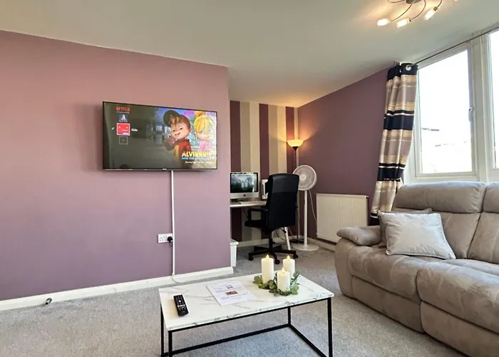 Comfortable 3-Storey House With Free Car Parking