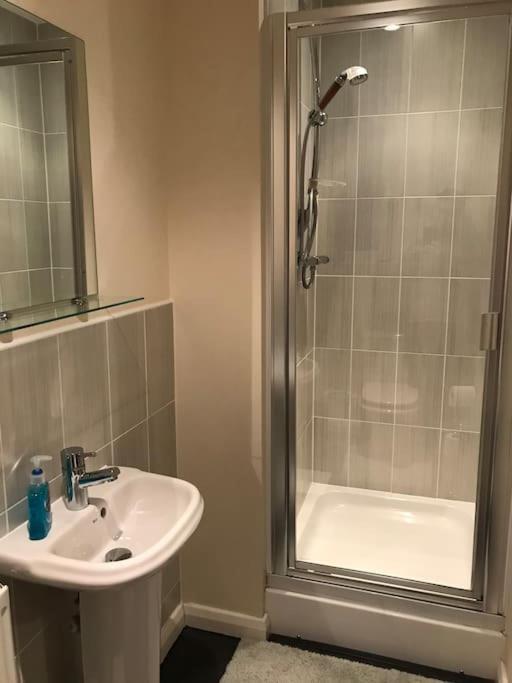 Comfortable 3-storey House With Free Car Parking *
